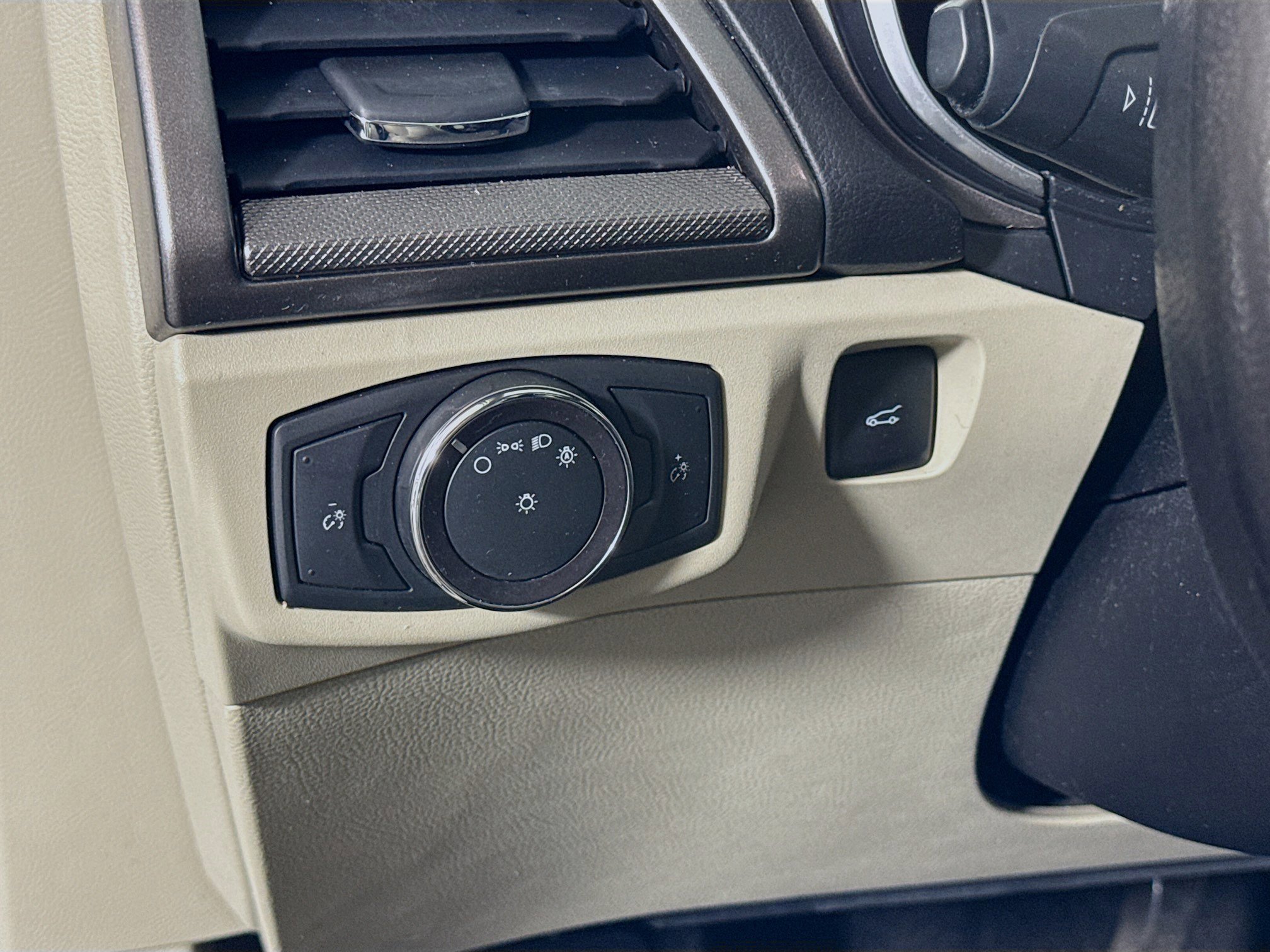 Used 2020 Ford Fusion SE image 10