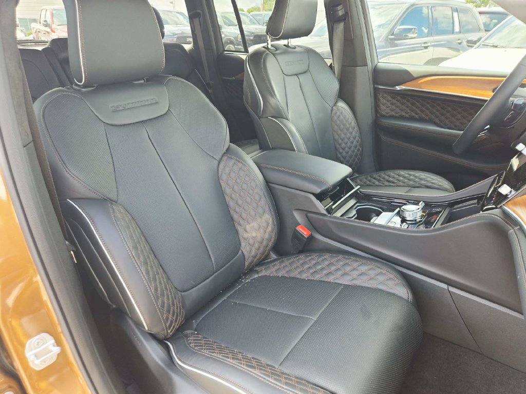 Used 2026 Jeep Grand Cherokee Summit w/ Obsidian Package AWD/4WD image 16