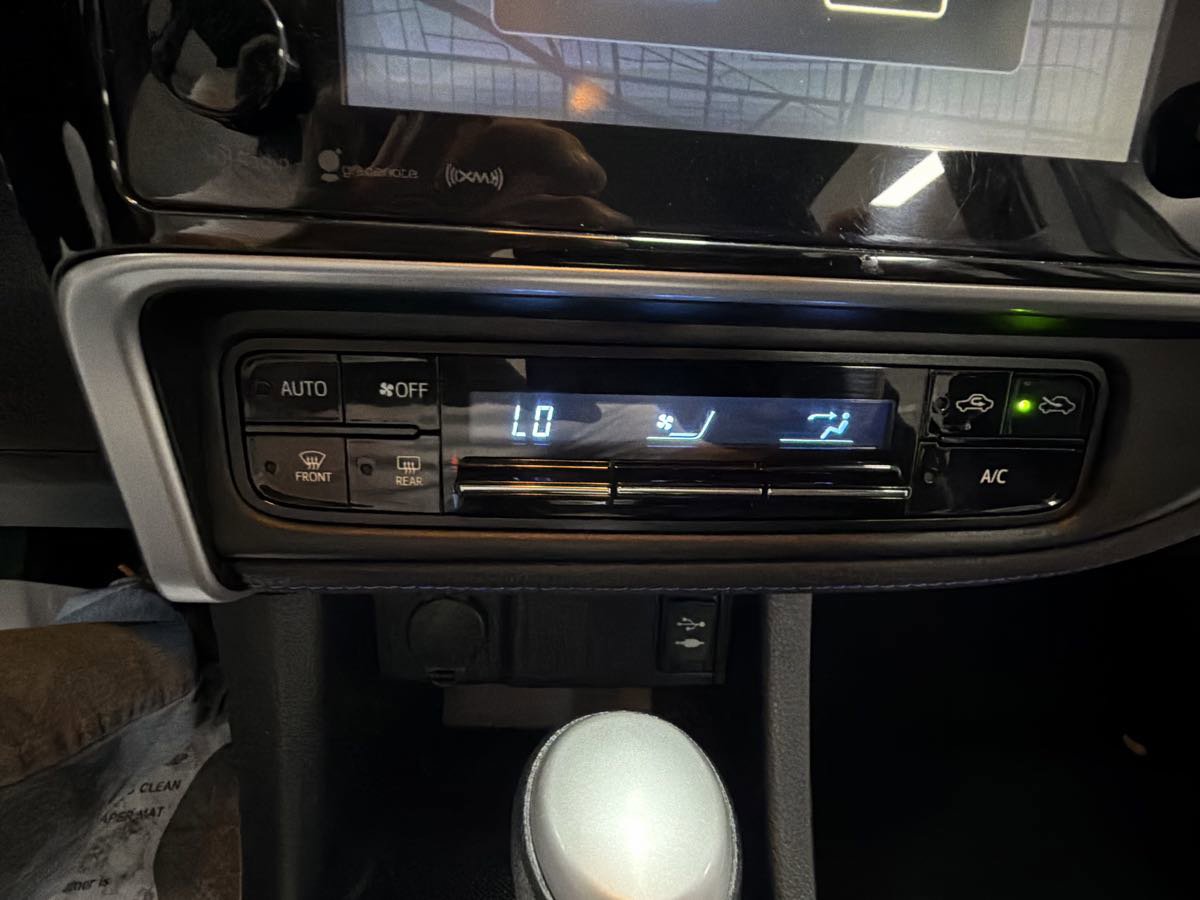 Used 2018 Toyota Corolla SE w/ SE Premium Package image 21