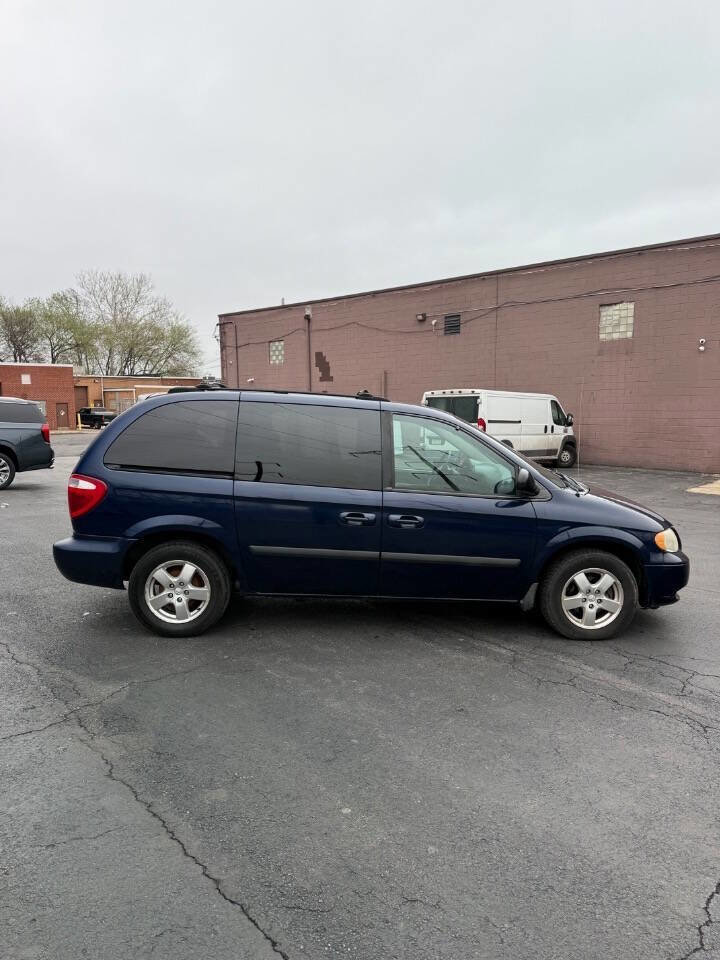 Used 2005 Dodge Caravan SXT image 5
