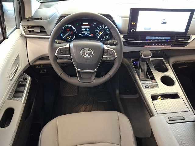 Used 2026 Toyota Sienna XLE image 13