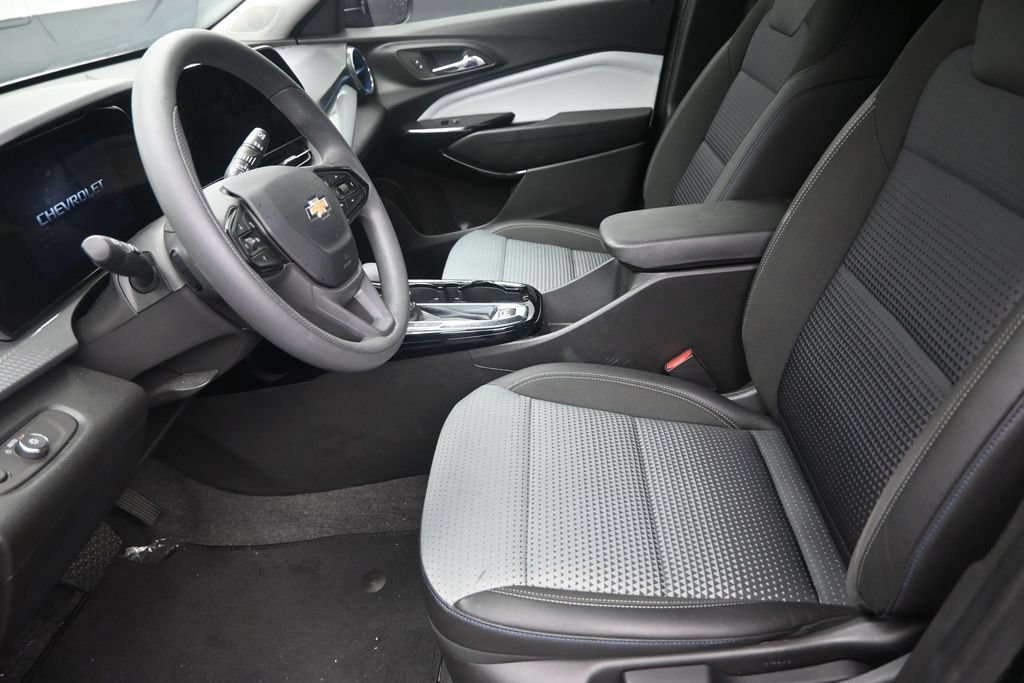 Used 2025 Chevrolet Trax LT FWD image 12
