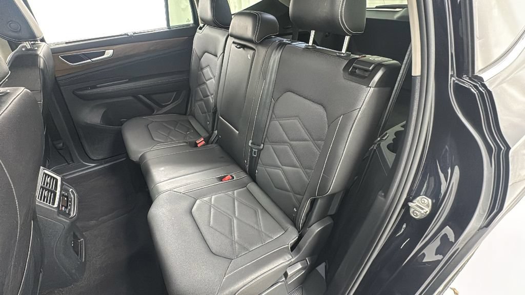 Used 2025 Volkswagen Atlas SE AWD/4WD image 12