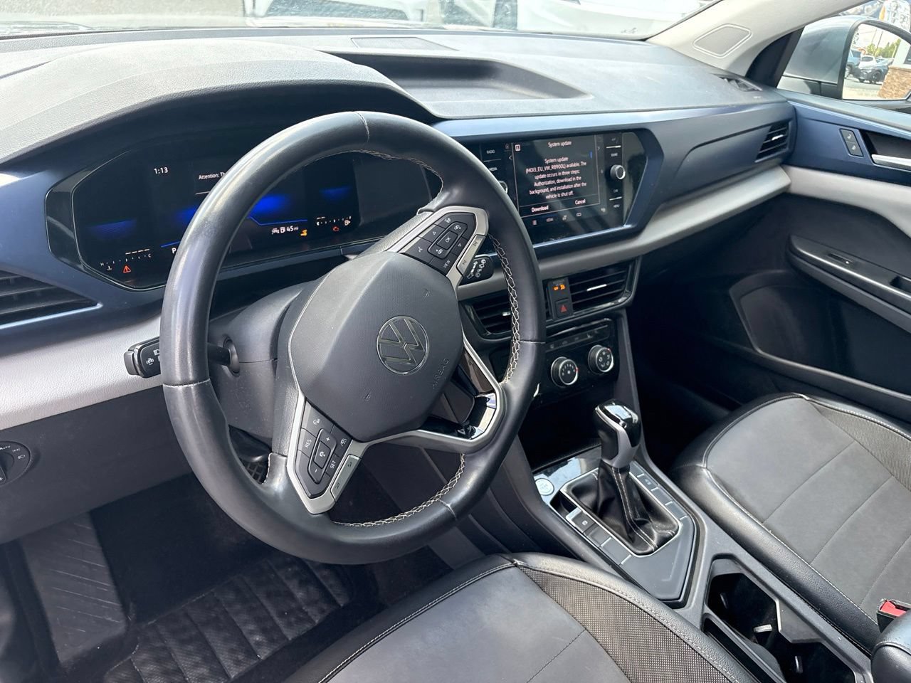 Used 2023 Volkswagen Taos SE w/ Panoramic Sunroof Package FWD image 4