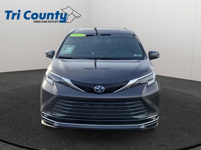 Used 2025 Toyota Sienna Limited image 2