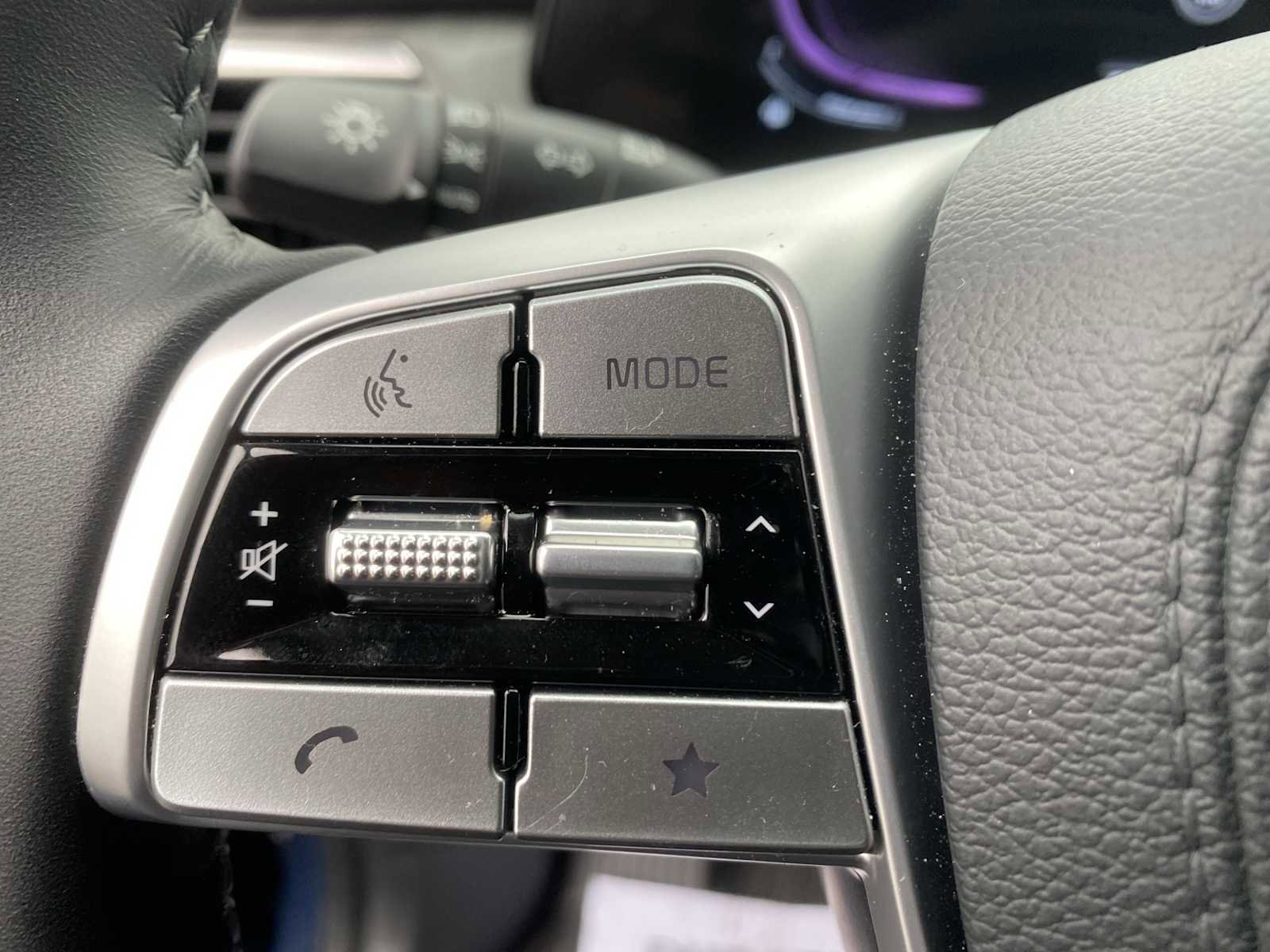 Used 2025 Kia Telluride EX w/ EX Captain's Chair Package FWD image 19