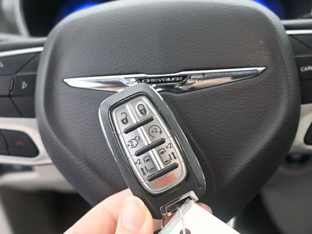 Used 2024 Chrysler Pacifica Touring-L image 36