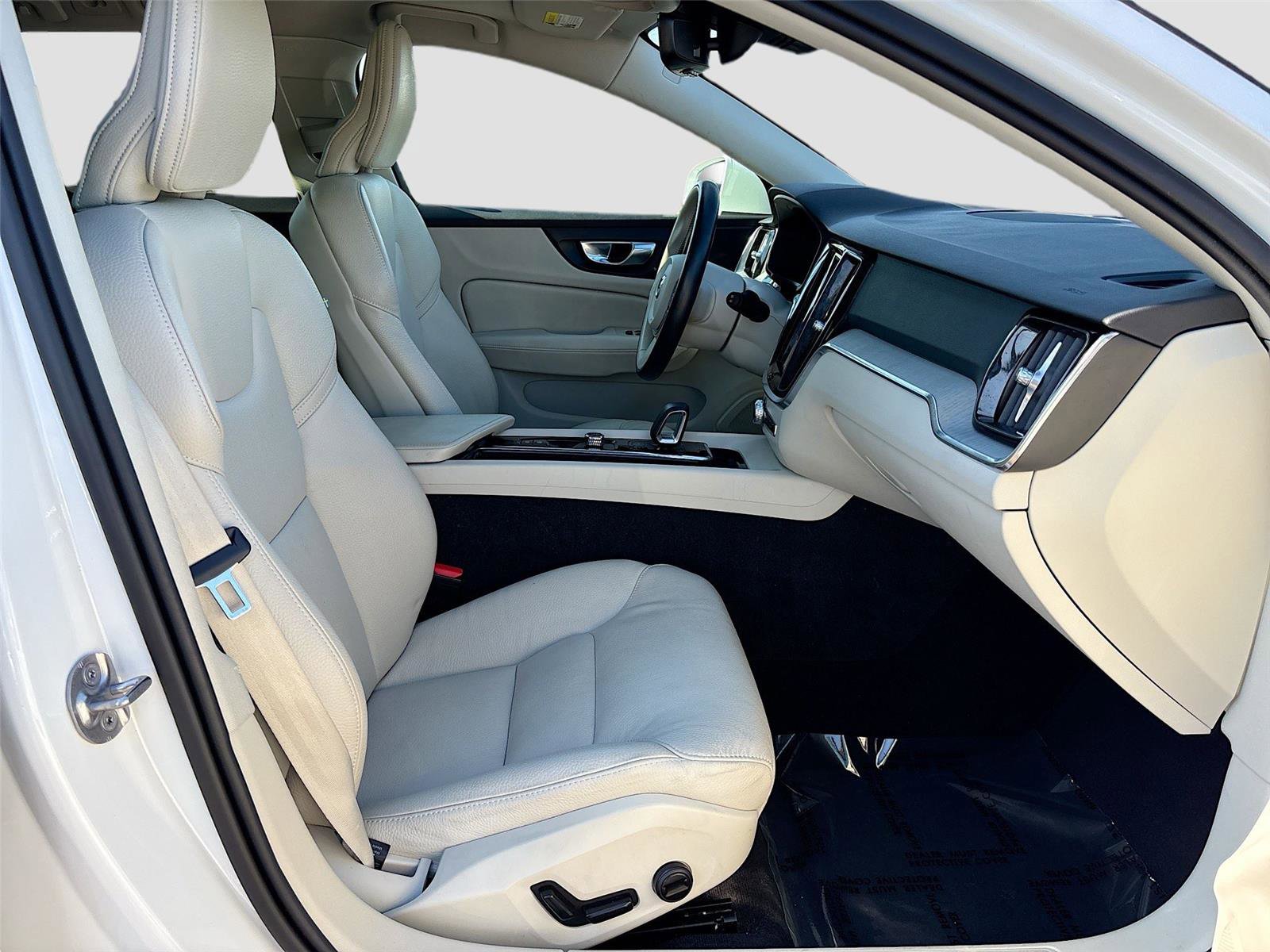 Used 2025 Volvo V60 B5 Cross Country Plus image 28