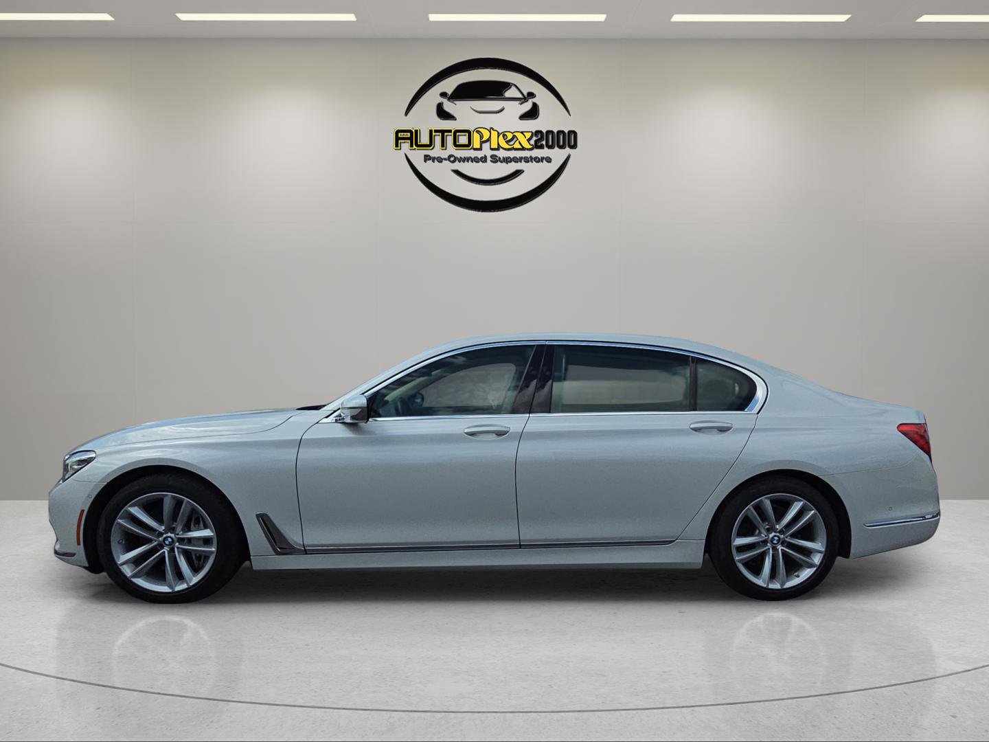 Used 2017 BMW 750i image 4