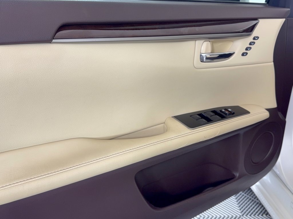 Used 2016 Lexus ES 350 w/ Luxury Package w/Wood Trim FWD image 14