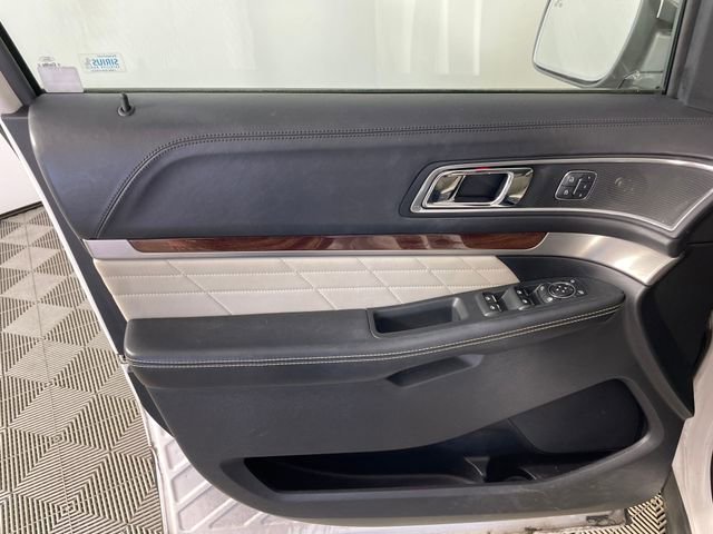 Used 2017 Ford Explorer Platinum image 11