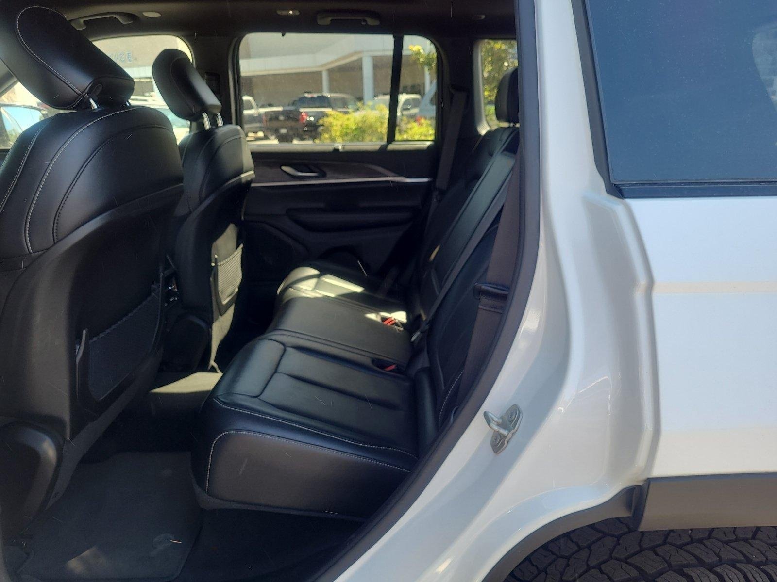 Used 2024 Jeep Grand Cherokee Limited w/ Luxury Tech Group II AWD/4WD image 17