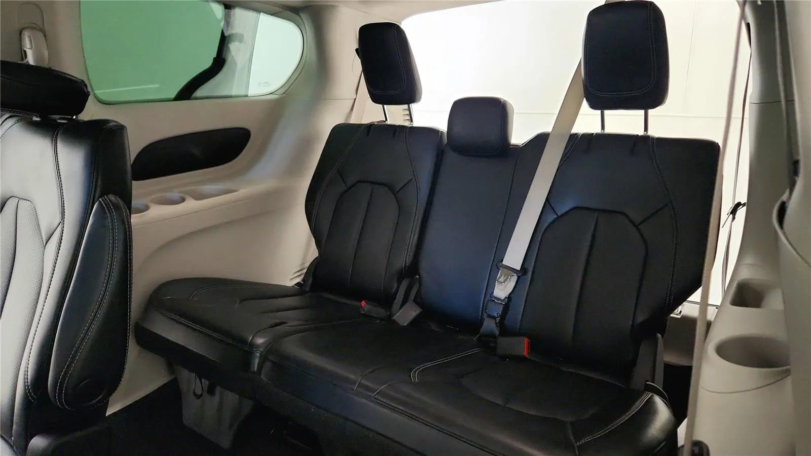 Used 2023 Chrysler Pacifica Touring-L FWD image 32