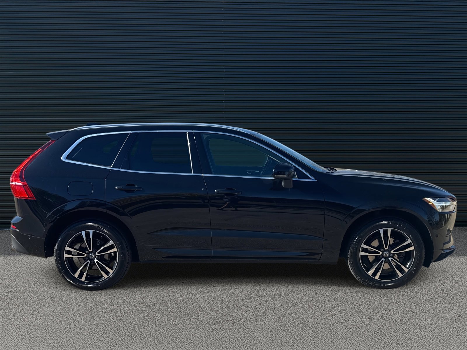 Used 2019 Volvo XC60 T5 Momentum w/ Premium Package image 4