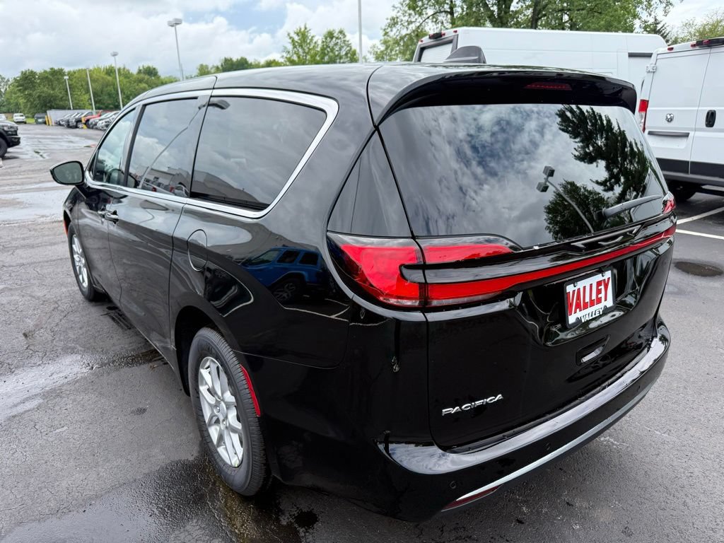 New 2027 Chrysler Pacifica Select FWD image 6