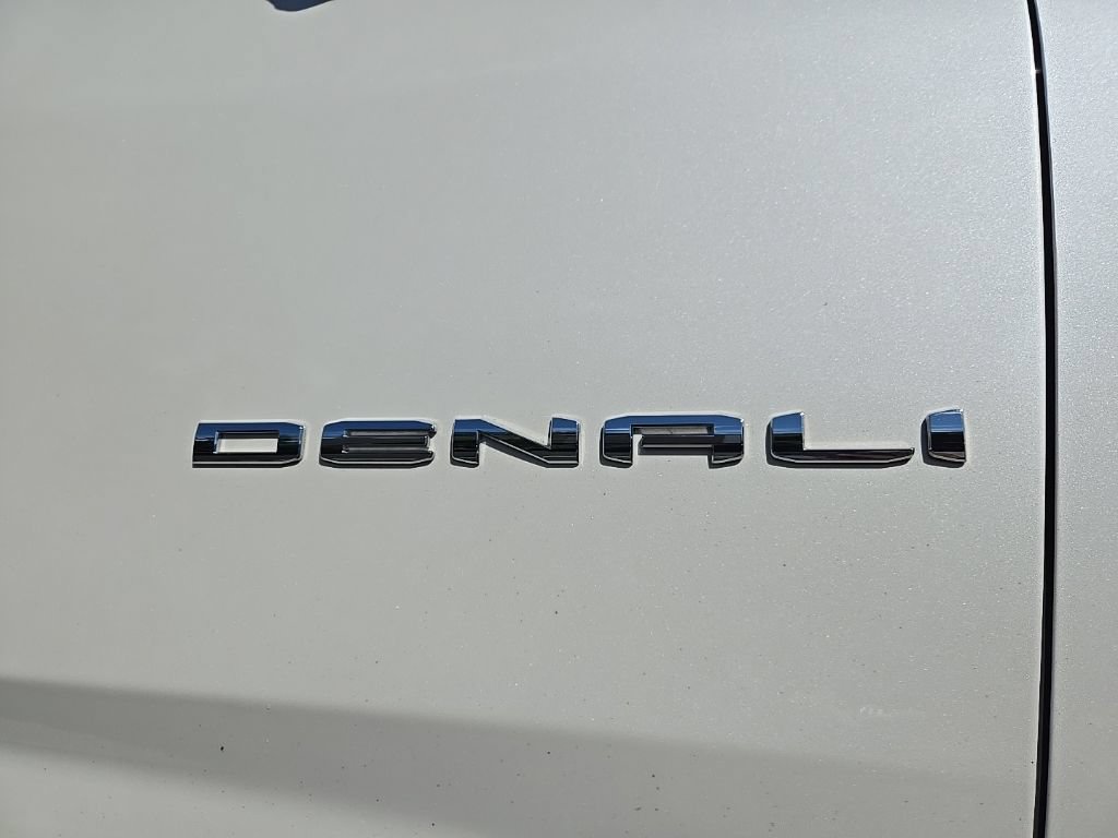 Used 2023 GMC Yukon Denali Ultimate AWD/4WD image 10
