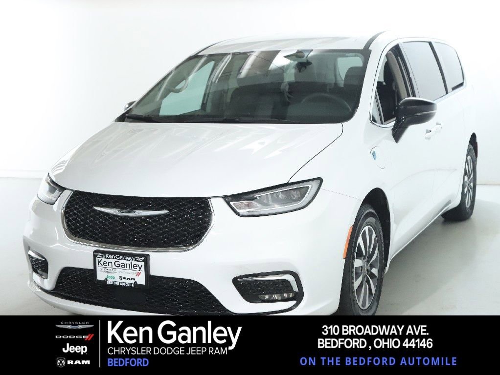 Used 2024 Chrysler Pacifica Select