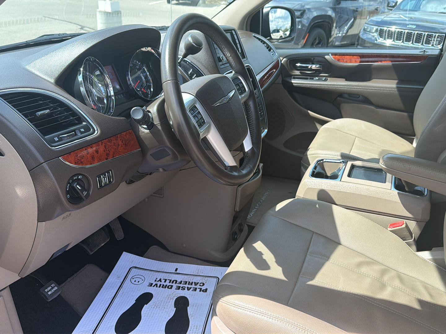 Used 2016 Chrysler Town & Country Touring FWD image 16