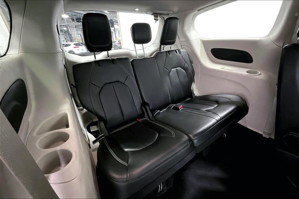 Used 2023 Chrysler Pacifica Touring-L image 35