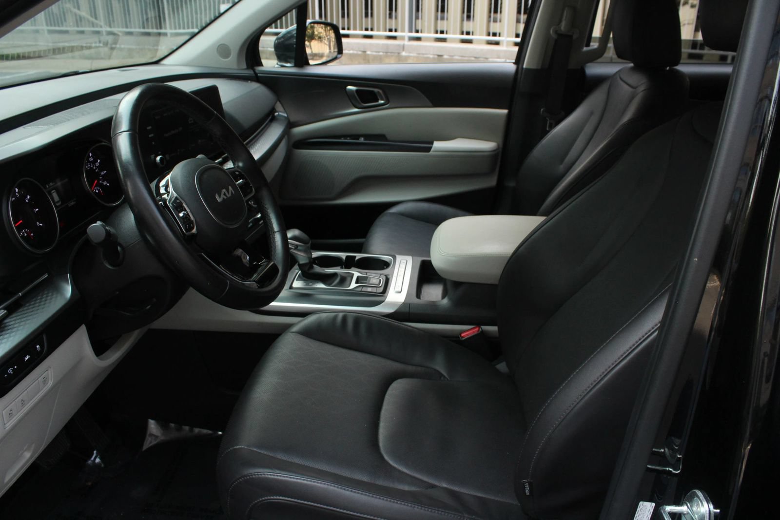 Used 2024 Kia Carnival LX FWD image 14