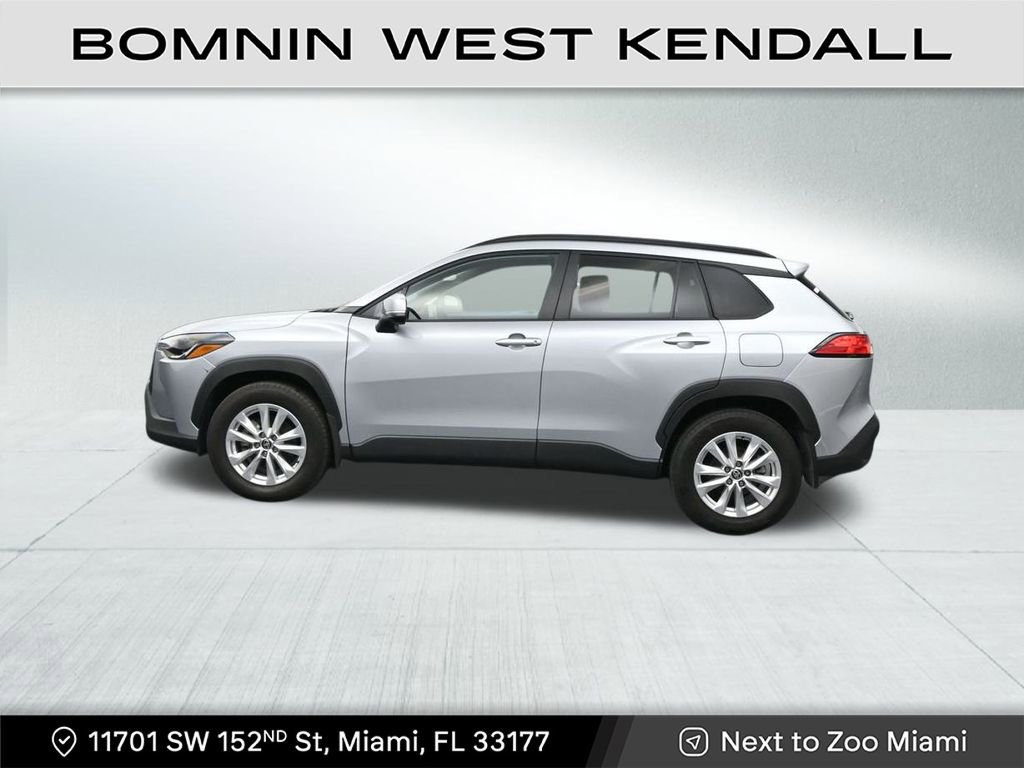 Used 2024 Toyota Corolla Cross LE image 2