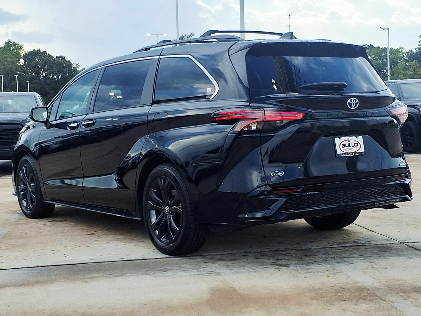 Certified 2023 Toyota Sienna XSE w/ XSE Plus Package FWD image 2