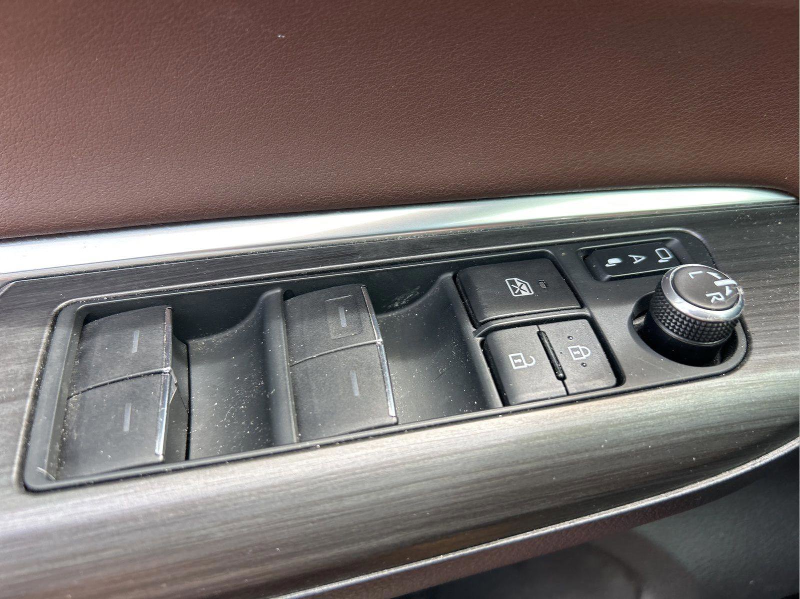 Used 2021 Toyota Venza XLE w/ Softex Package image 24