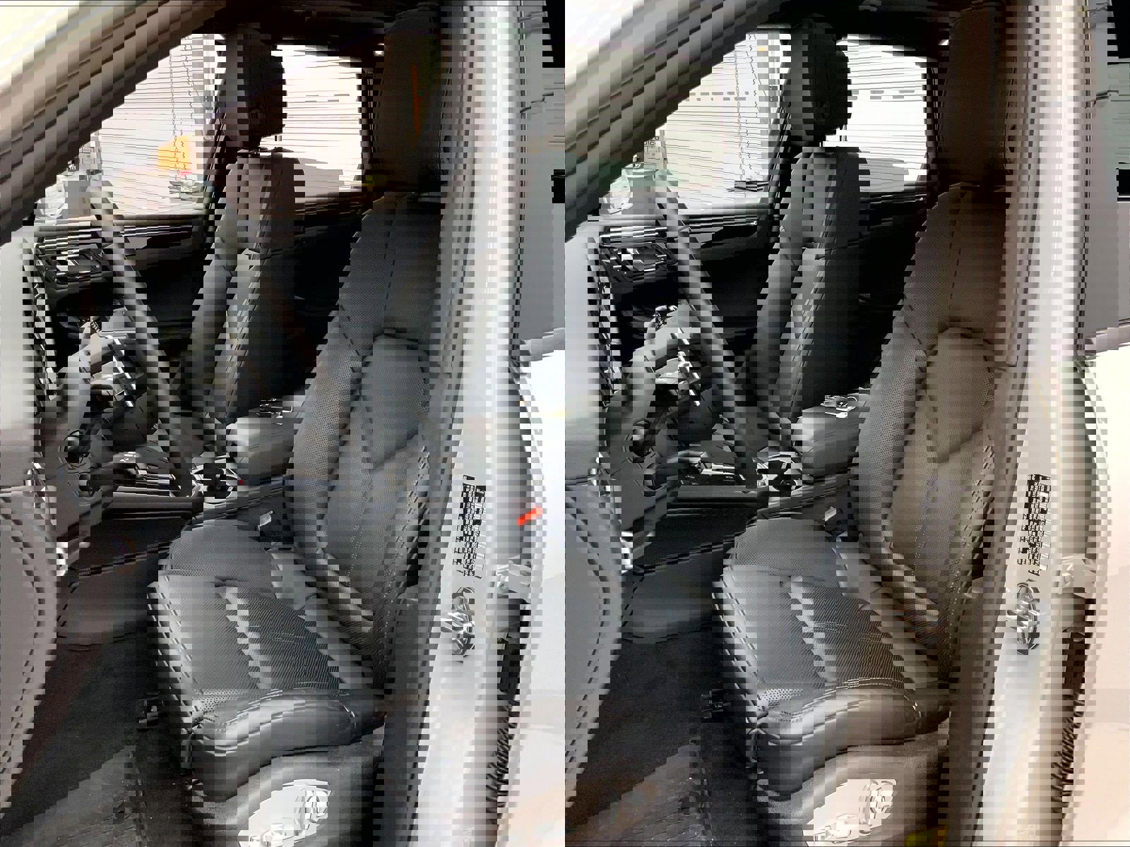 Certified 2025 Porsche Macan image 5