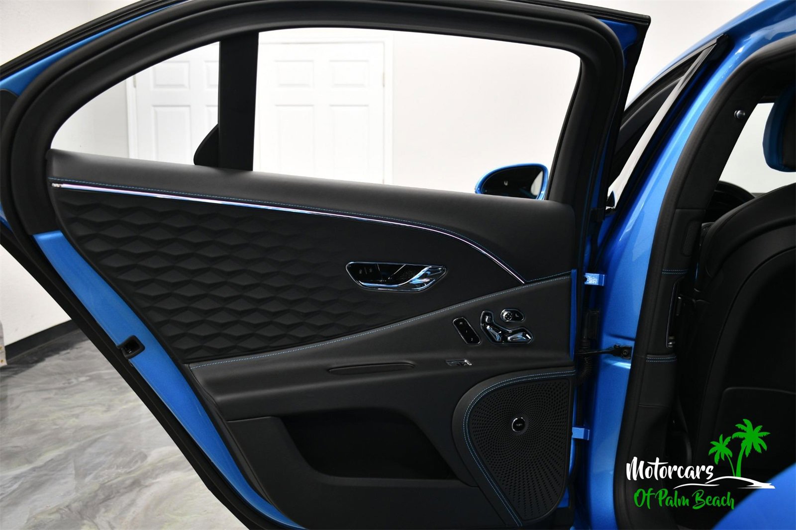 Used 2025 Bentley Flying Spur Plug-In Hybrid image 45