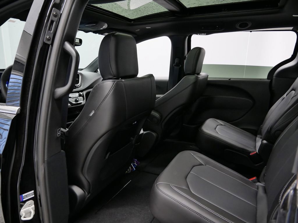 New 2026 Chrysler Pacifica Select AWD/4WD image 9