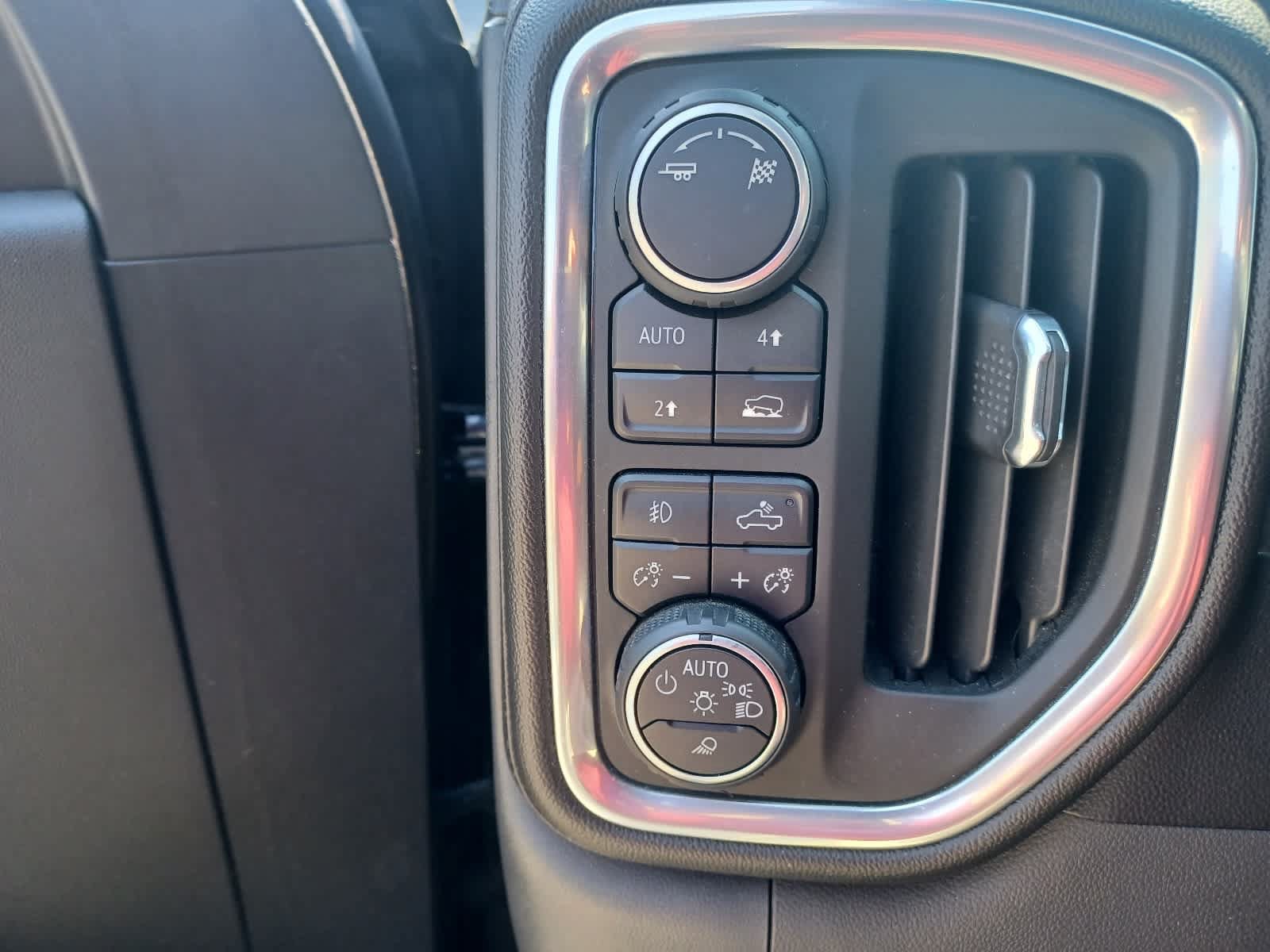Certified 2019 Chevrolet Silverado 1500 LTZ w/ LTZ Plus Package AWD/4WD image 17