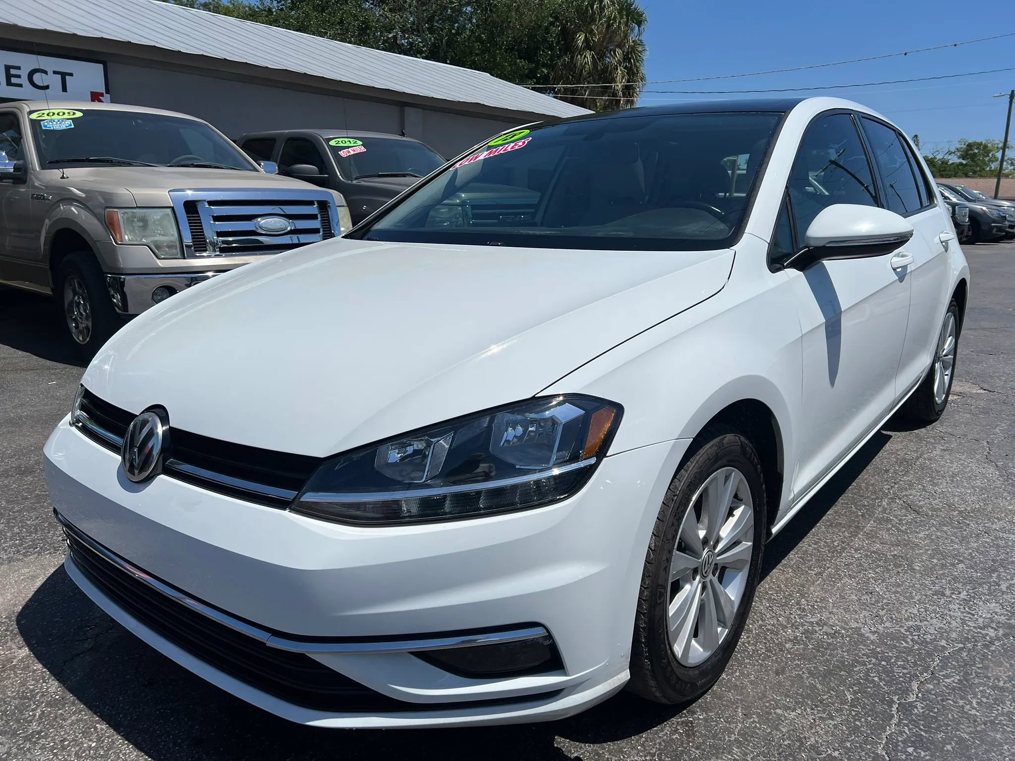 Used 2018 Volkswagen Golf SE image 2