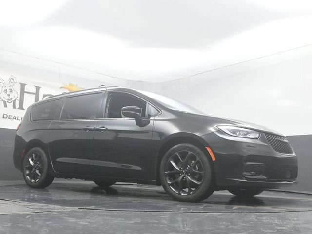 Used 2023 Chrysler Pacifica Touring-L w/ S Appearance Package FWD image 2