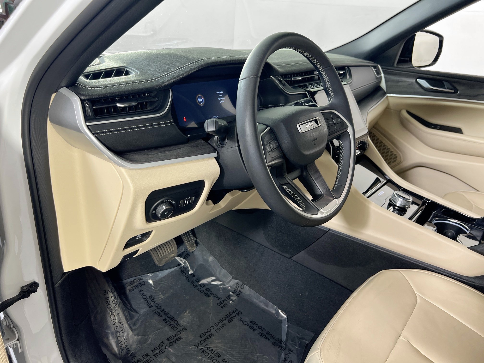 Used 2023 Jeep Grand Cherokee Limited AWD/4WD image 9