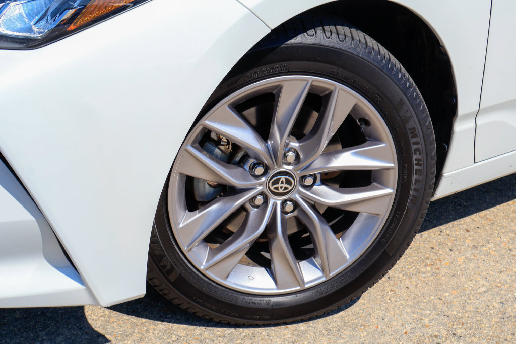 Used 2021 Toyota Avalon XLE w/ Moonroof Package FWD image 29