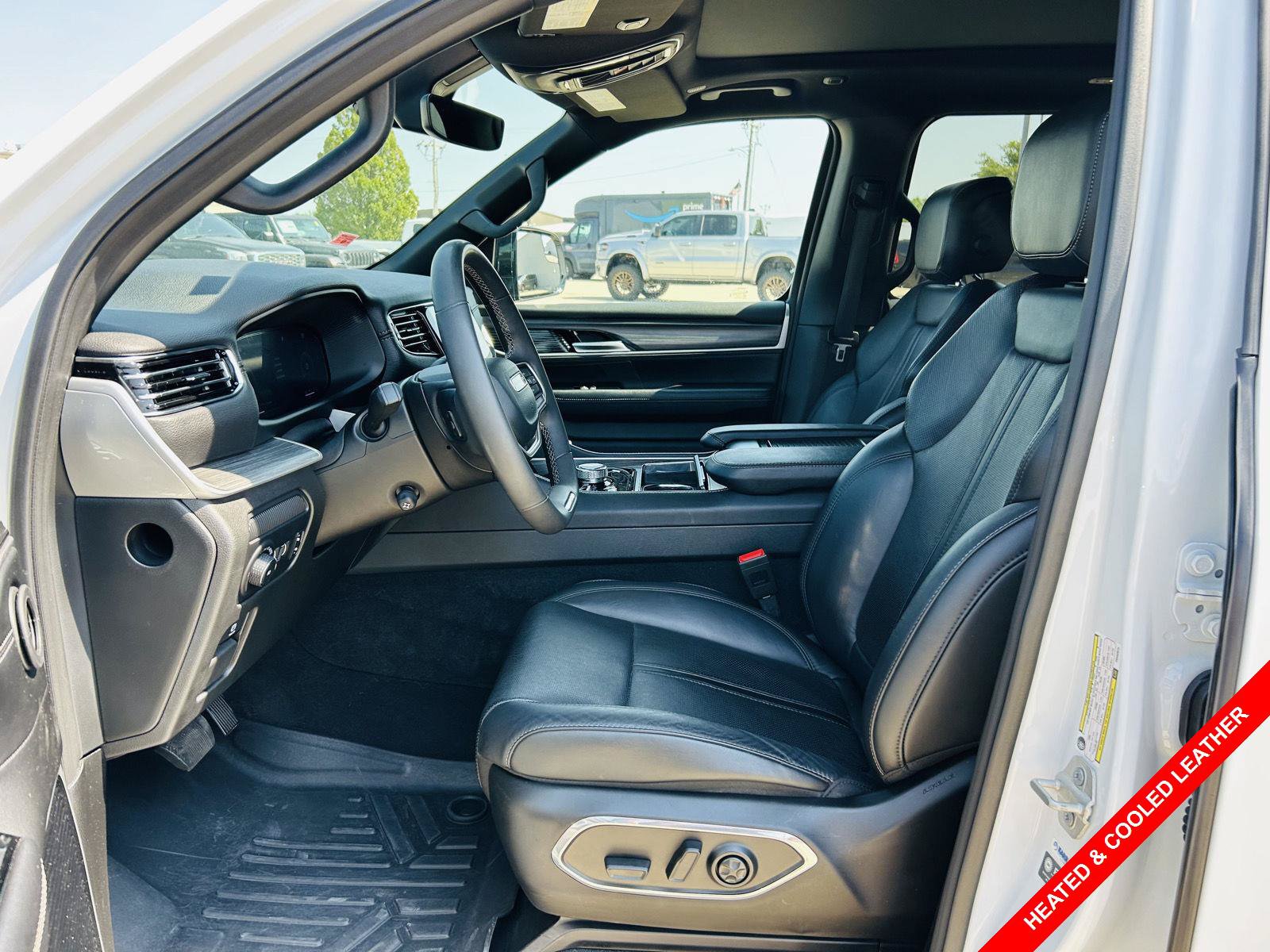 Used 2023 Jeep Wagoneer Series III w/ Premium Group I AWD/4WD image 3