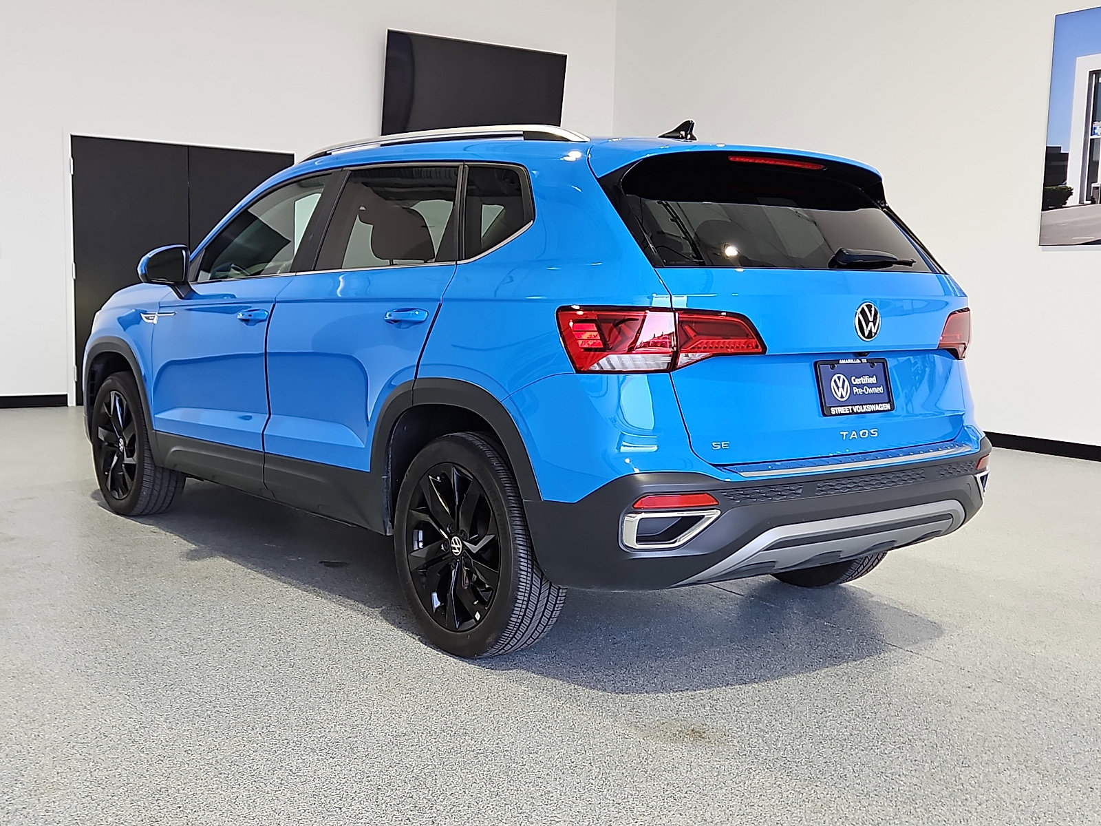Certified 2023 Volkswagen Taos SE w/ Black Wheel Package FWD image 2