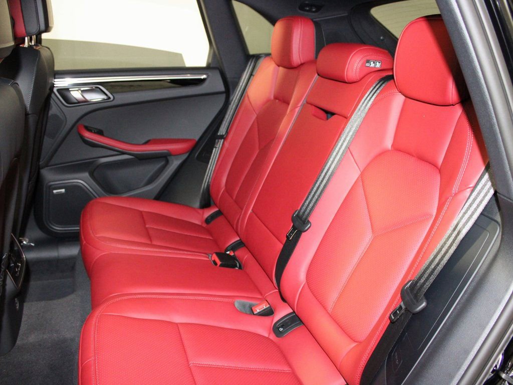 Certified 2025 Porsche Macan image 33