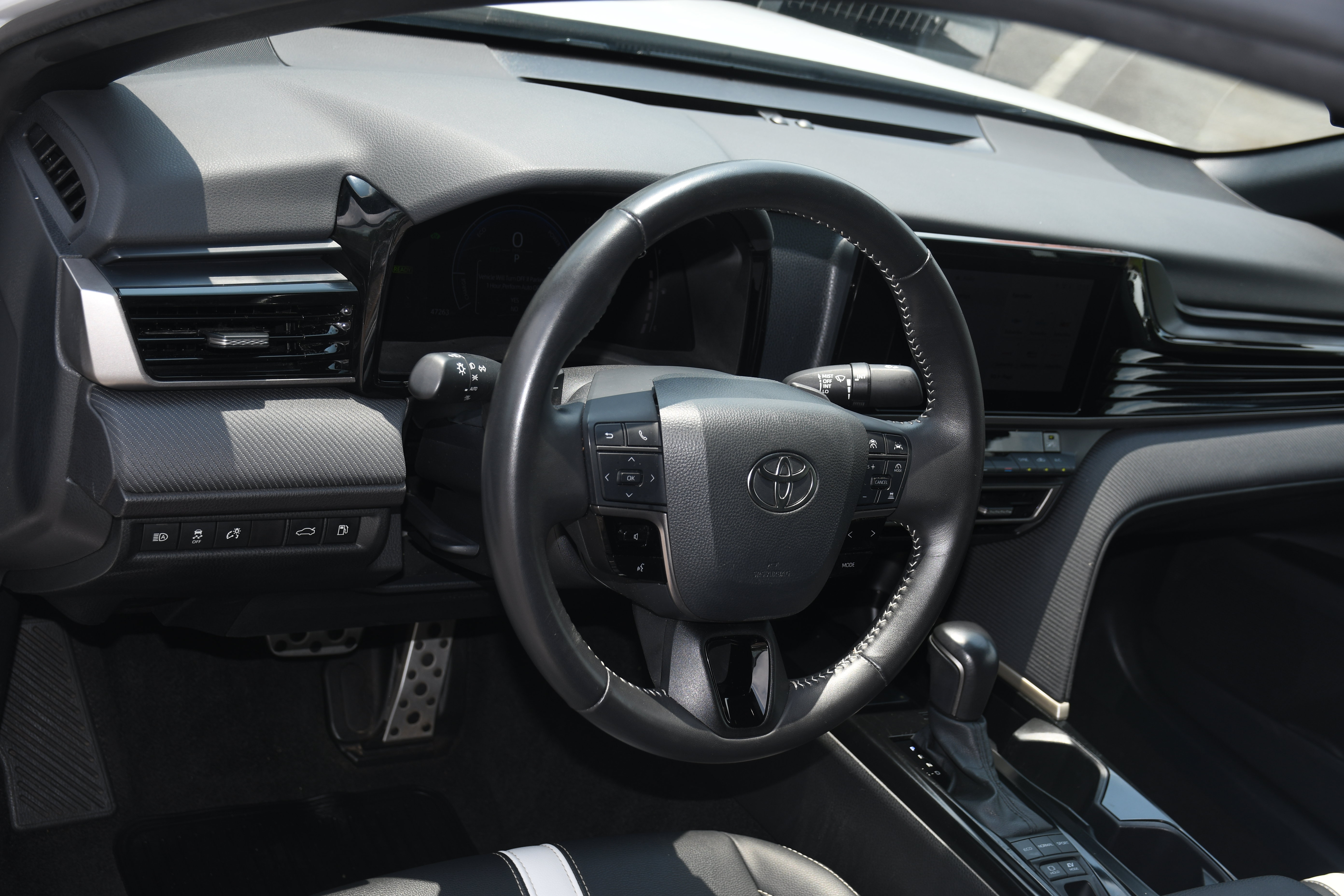 Used 2025 Toyota Camry SE FWD image 8