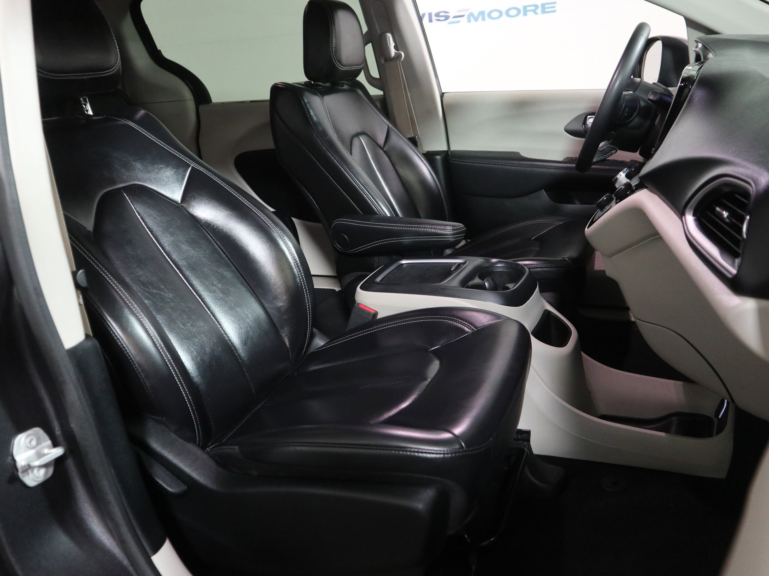 Used 2023 Chrysler Pacifica Touring-L image 20