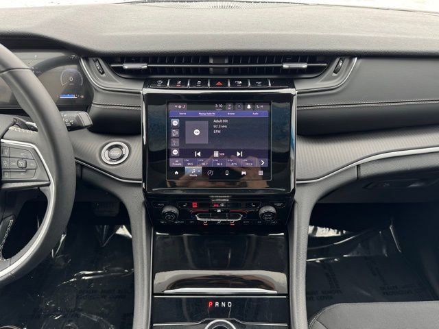 Used 2023 Jeep Grand Cherokee Laredo image 2