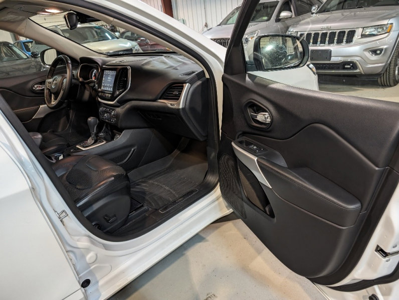 Used 2017 Jeep Cherokee Overland w/ Technology Group image 33