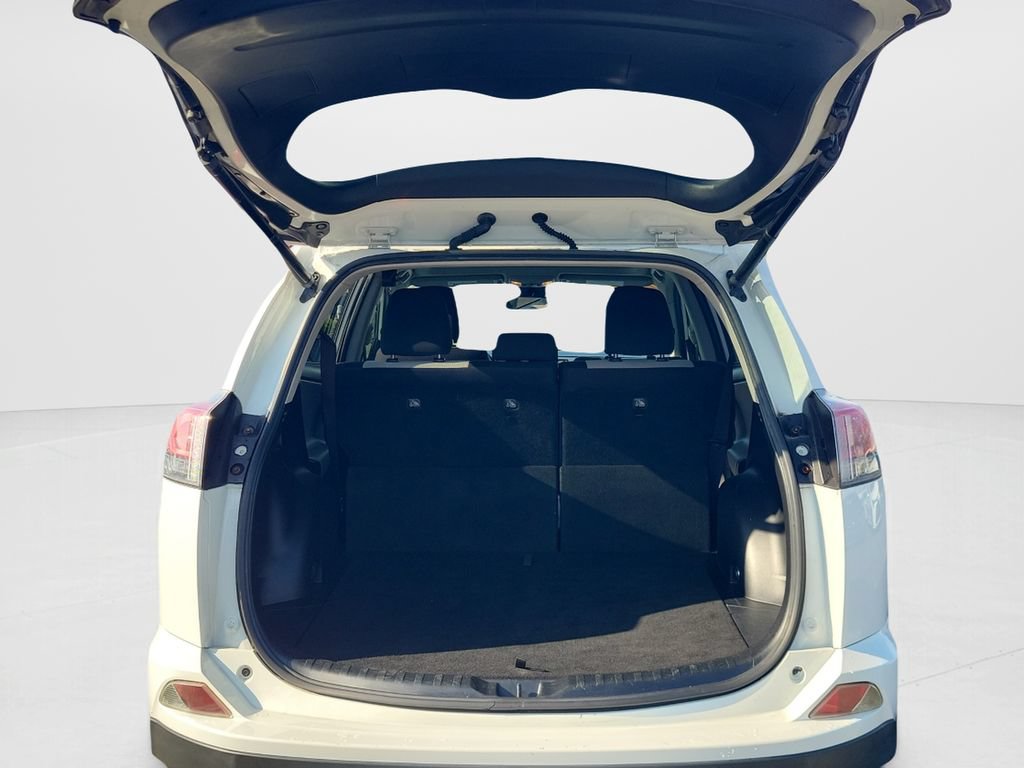 Used 2018 Toyota RAV4 XLE AWD/4WD image 9
