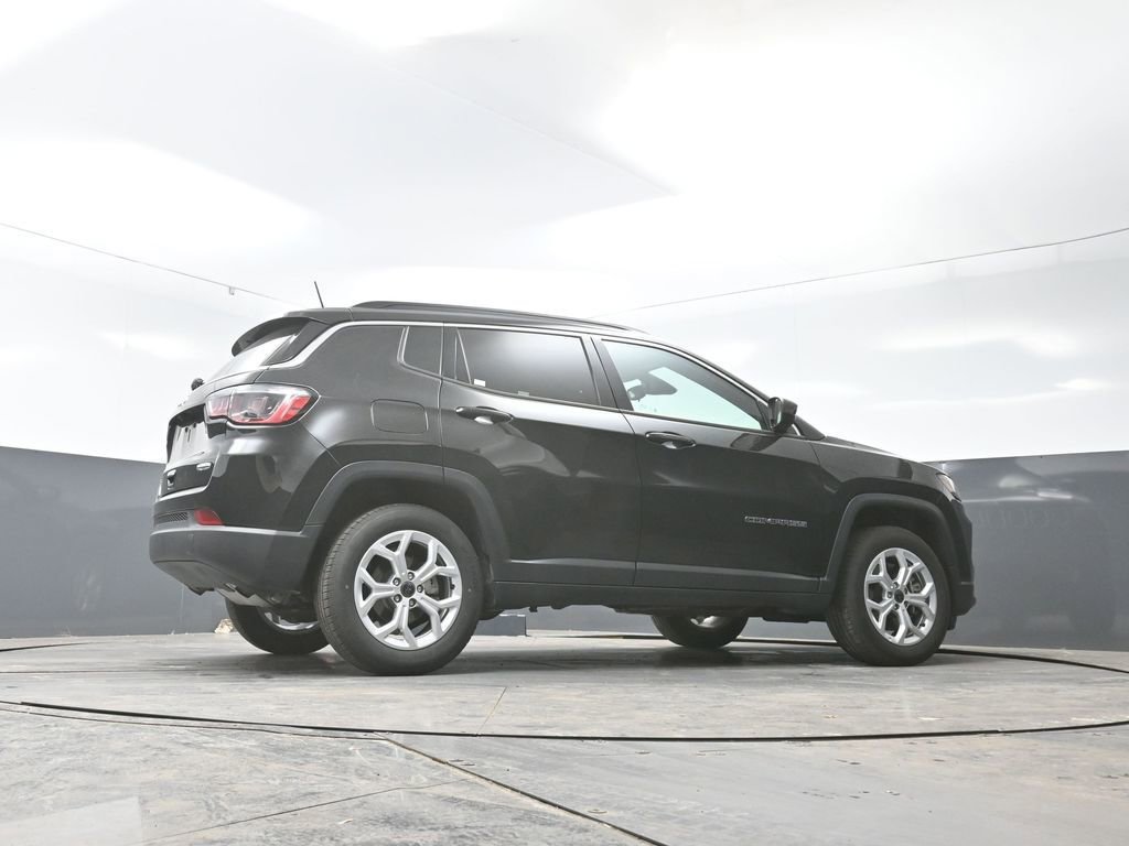 Used 2025 Jeep Compass Latitude image 24