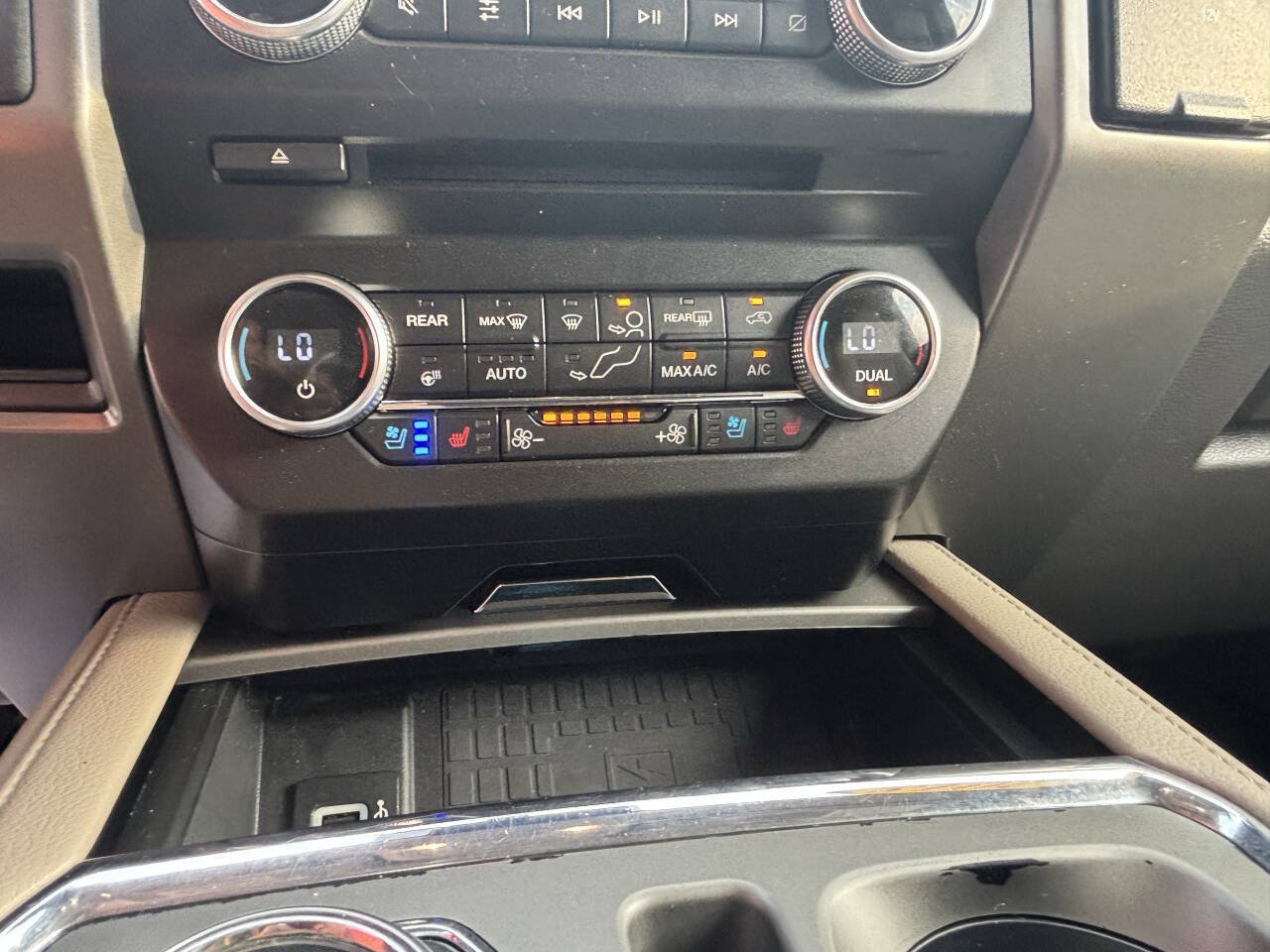 Used 2018 Ford Expedition XLT w/ Equipment Group 202A AWD/4WD image 18