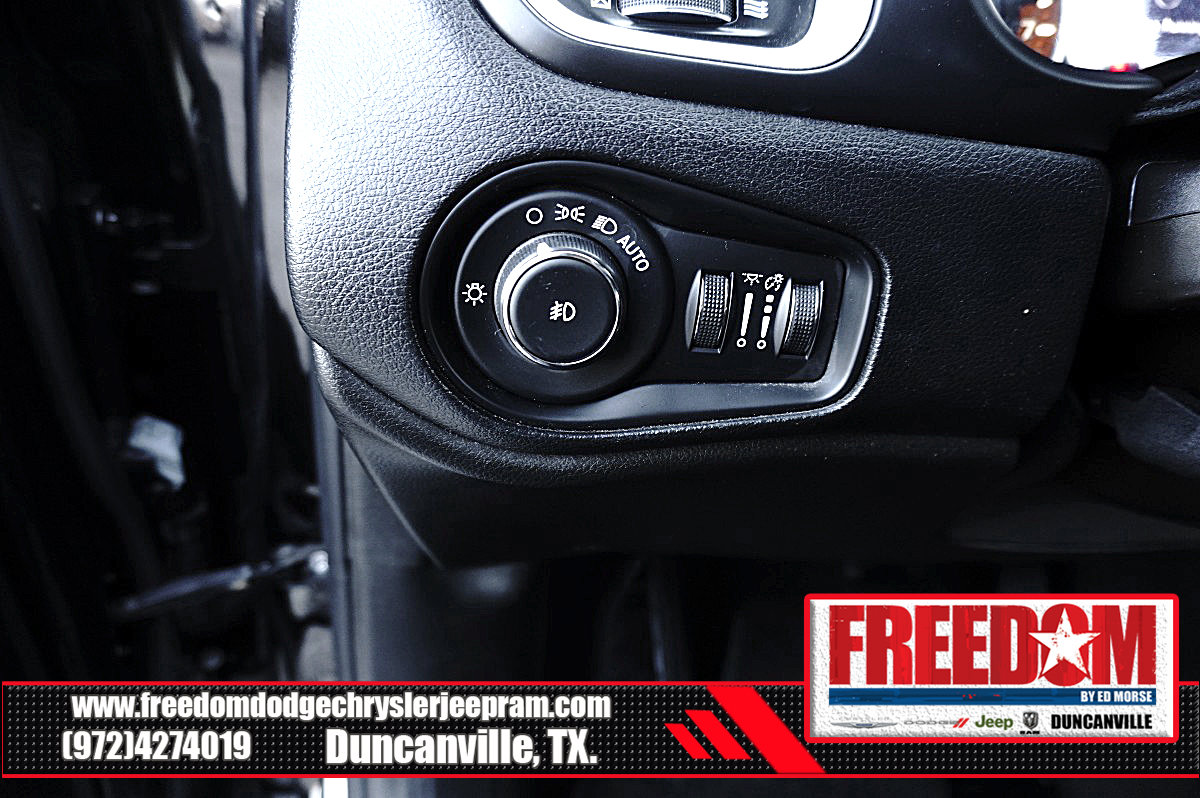 Used 2020 Jeep Renegade Latitude FWD image 24