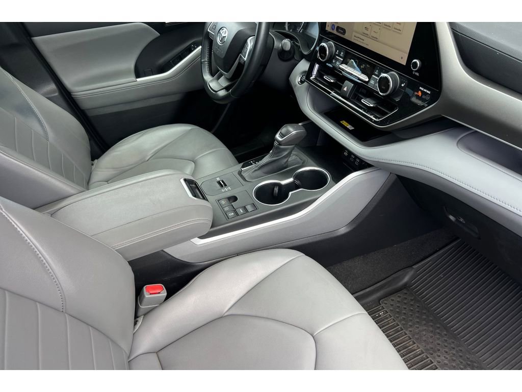 Used 2023 Toyota Highlander XLE image 19