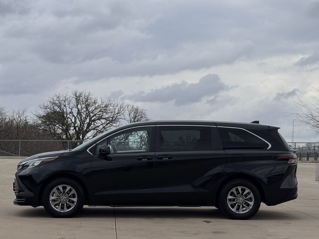 Used 2024 Toyota Sienna LE image 3
