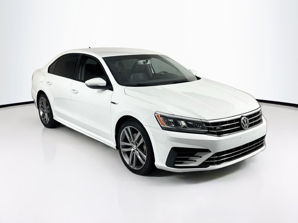 Used 2018 Volkswagen Passat 2.0T R-Line w/ R-Line Lighting Package FWD image 3