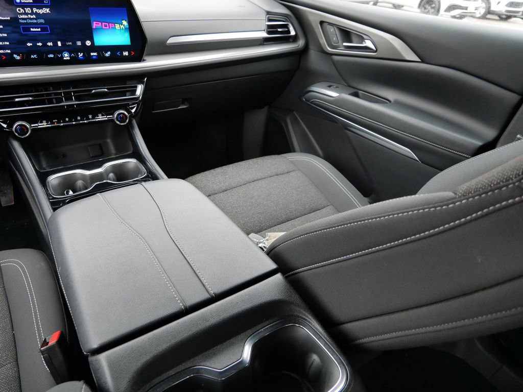 Used 2024 Chevrolet Traverse LT image 15